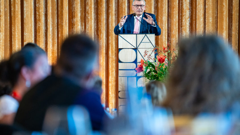 Staatsminister Dr. Florian Herrmann: "Die Systemgastronomie ist das kulinarische Rückgrat unserer Innenstädte. Sie versorgt täglich vier Millionen Gäste, bietet 120.000 Beschäftigten Arbeit und erwirtschaftet 35 Milliarden Euro Umsatz. Die Bayerische Staatsregierung steht fest an der Seite der Branche: mit der dauerhaften Reduktion der Mehrwertsteuer auf 7 %, dem klaren Nein zu Steuererhöhungen steuerfreien Überstundenzuschlägen, einer starken Pendlerpauschale und flexibler Wochenarbeitszeit." © BdS / Nadine Ingold