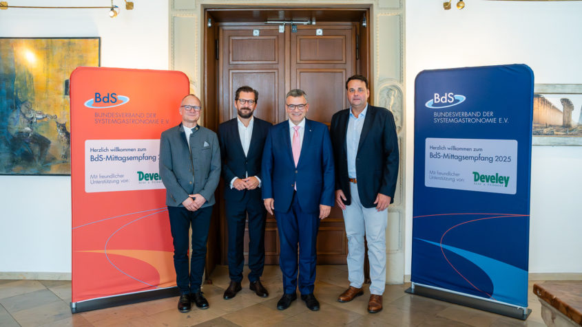 Gruppenbild (v.l.n.r.): BdS-Vizepräsident Ingo Gugisch, BdS-Hauptgeschäftsführer Markus Suchert, Staatsminister Dr. Florian Herrmann und BdS-Präsident Matthias Kutzer. © BdS / Nadine Ingold