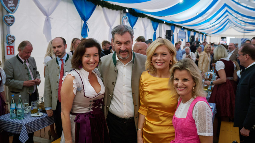 Bundesforschungsministerin Dorothee Bär, Ministerpräsident Dr. Markus Söder und Bundestagspräsidentin Julia Klöckner (v.l.n.r.) beim traditionellen Berliner Auftakt des Münchner Oktoberfestes. © Bayerische Staatskanzlei | Henning Schacht