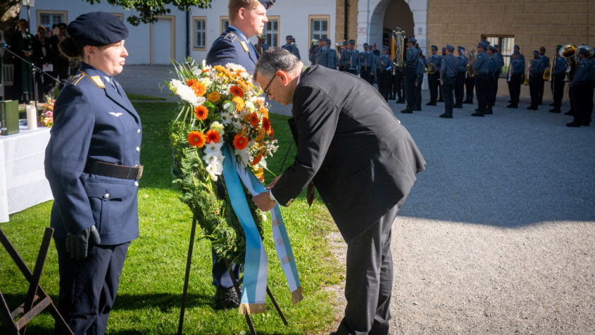Staatsminister Dr. Florian Herrmann legt nach dem Feldgottesdienst einen Kranz nieder.