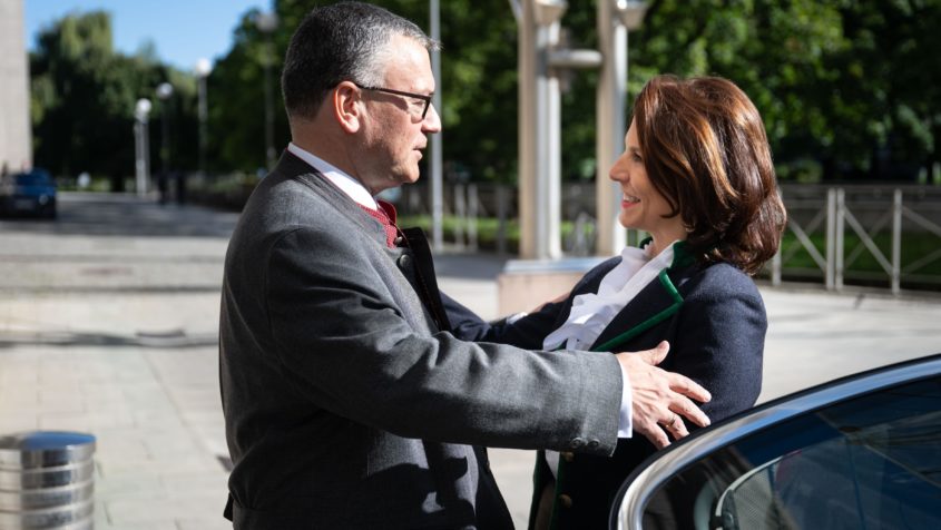 Staatsminister Dr. Florian Herrmann (links) und die Landeshauptfrau von Salzburg, Karoline Edtstadler (rechts), vor der Staatskanzlei.