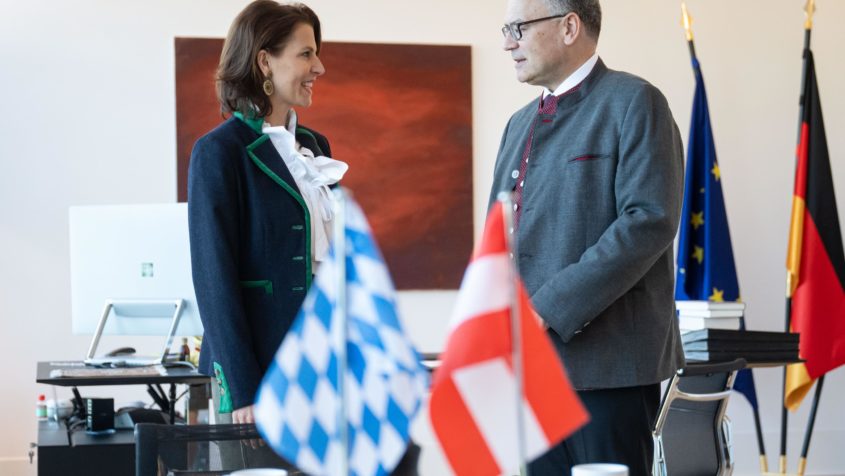 Die Landeshauptfrau von Salzburg, Karoline Edtstadler (links), im Gespräch mit Staatsminister Dr. Florian Herrmann (rechts).