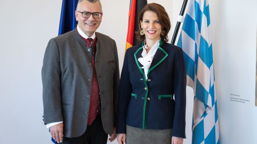 Staatsminister Dr. Florian Herrmann (links) und die Landeshauptfrau von Salzburg, Karoline Edtstadler (rechts), in der Staatskanzlei.