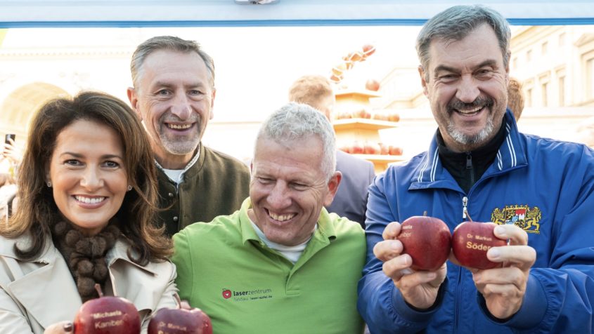 Landwirtschaftsministerin Michaela Kaniber (links) und Ministerpräsident Dr. Markus Söder (rechts) eröffnen die 14. Bauernmarktmeile.