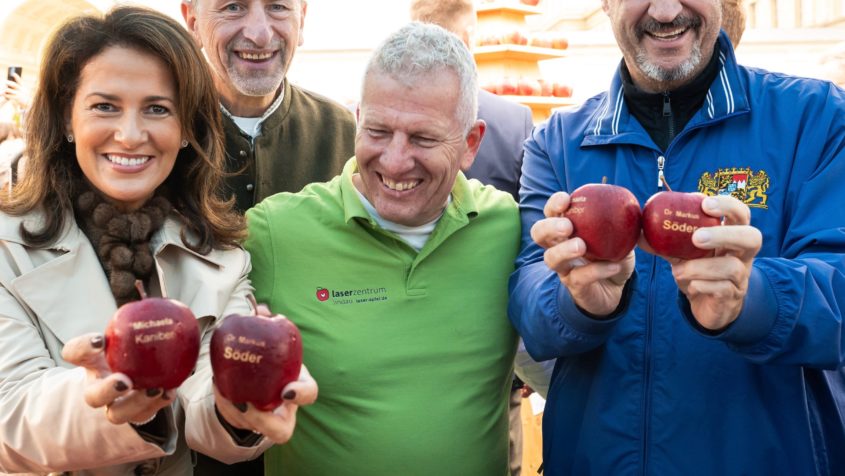Landwirtschaftsministerin Michaela Kaniber (links) und Ministerpräsident Dr. Markus Söder (rechts) eröffnen die 14. Bauernmarktmeile.