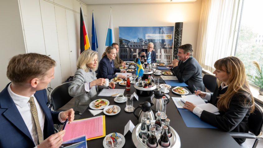 Im Gespräch: Die schwedische Staatssekretärin für Entwicklung und Außenhandel, Diana Janse (3. von links), Europaminister Eric Beißwenger (2. von rechts) und die schwedische Botschafterin Veronika Wand-Danielsson (2. von links).