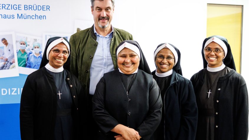 Gruppenbild mit Ministerpräsident Dr. Markus Söder bei der Landespreisverleihung Bayern im Rahmen des Wettbewerbs „Deutschlands beliebteste Pflegeprofis“.
