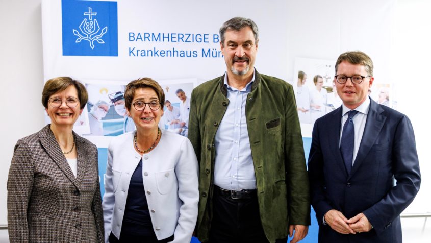 Gruppenbild (v.l.n.r.): Dr. Nadine Schmid-Pogarell (Geschäftsführerin des Barmherzige Brüder Krankenhaus München), Karin Bültmann (Pflegedienstleitung der Klinik für Palliativmedizin des Krankenhauses der Barmherzigen Brüder in München), Ministerpräsident Dr. Markus Söder und Dr. Florian Reuther (Ver­bands­di­rek­tor des Verbands der Privaten Krankenversicherung e.V.).