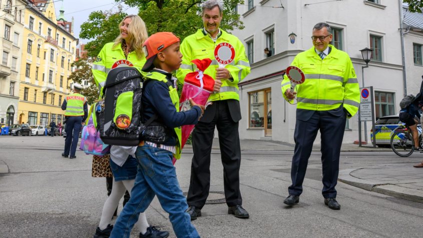 Anl%C3%A4sslich+der+Gemeinschaftsaktion+%E2%80%9ESicher+zur+Schule+%E2%80%93+sicher+nach+Hause%E2%80%9C+besuchen+Kultusministerin+Anna+Stolz%2C+Ministerpr%C3%A4sident+Dr.+Markus+S%C3%B6der+und+Staatskanzleiminister+Dr.+Florian+Herrmann+die+Grundschule+an+der+Kirchenstra%C3%9Fe+in+M%C3%BCnchen.