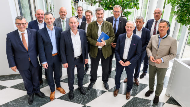 Gruppenbild zum Bayerischen Stromnetzgipfel mit Ministerpräsident Dr. Markus Söder, Staatskanzleiminister Dr. Florian Herrmann, Wirtschaftsminister Hubert Aiwanger und Vertretern der Netzbetreiber und der Wirtschaft.