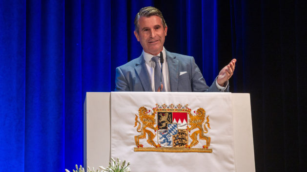 Europaminister Eric Beißwenger hält eine Rede zum Thema "Luft- und Raumfahrtkompetenz Bayerns". © Peter Fastl