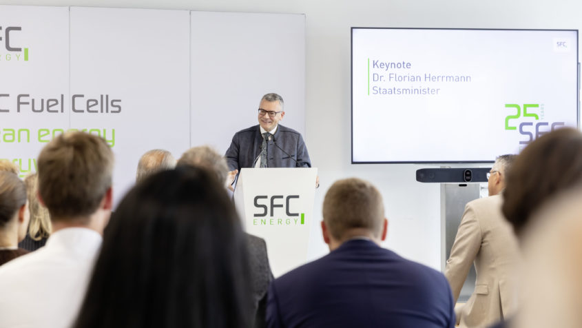 Staatsminister Dr. Florian Herrmann hält eine Rede. © SFC Energy AG