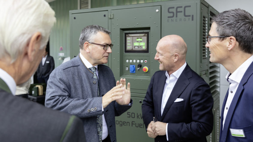 Im Gespräch: Staatsminister Dr. Florian Herrmann (2. von links) mit dem CEO der SFC Energy AG, Dr. Peter Podesser (2. von rechts). © SFC Energy AG