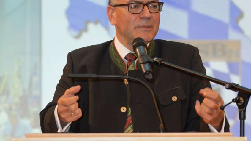 Staatskanzleiminister Dr. Florian Herrmann hält bei der Landesversammlung des Bayerischen Soldatenbunds 1974 e.V. eine Rede. © Bayerischer Soldatenbund 1874 e. V.