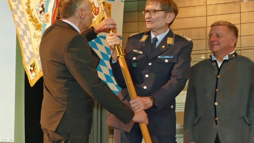 Neuer Präsident für den Bayerischen Soldatenbund 1974 e.V.: Offizielle Übergabe der BSB-Standarte von Oberst a.D. Richard Drexl (Mitte) an seinen Nachfolger Generalmajor a.D. Norbert Wagner (links) im im Beisein von Verkehrsminister Christian Bernreiter (rechts). © Bayerischer Soldatenbund 1874 e. V.