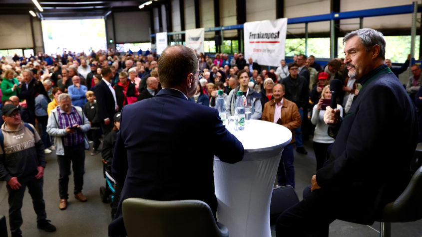 Beim Bühnentalk diskutiert Ministerpräsident Dr. Markus Söder mit dem Chefredakteur Stephan Sohr.