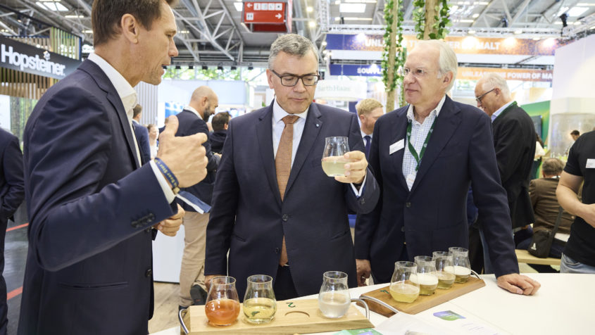 Staatsminister Dr. Florian Herrmann besuch die drinktec 2025 in der Messe München. © Messe München GmbH