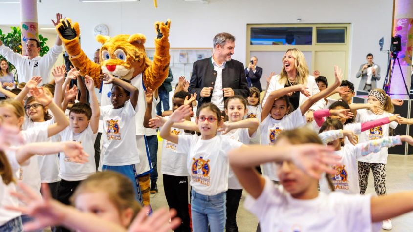 Im Rahmen einer Kick-Off-Veranstaltung stellen Ministerpräsident Dr. Markus Söder und Kultusministerin Anna Stolz die Bewegungs-Halbestunde an bayerischen Grundschulen vor.