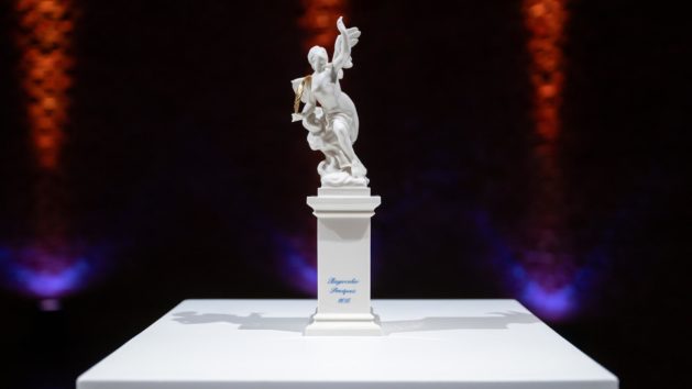 Das Preissymbol ist die Siegesg&ouml;ttin Nike, eine Figur aus der Porzellan Manufaktur Nymphenburg.