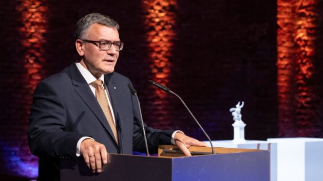 Medienminister Dr. Florian Herrmann: "Mit der Auszeichnung w&uuml;rdigt die Bayerische Staatsregierung die besonderen Verdienste Schreiners um den Druck- und Medienstandort Bayern. Mit Roland Schreiner ehren wir eine herausragende Unternehmerpers&ouml;nlichkeit, die beispielhaft zeigt, wie Tradition und Fortschritt zusammenwirken."