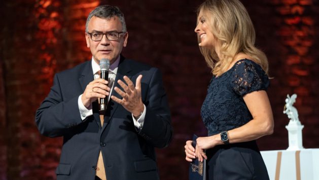 Im Gespr&auml;ch: Medienminister Dr. Florian Herrmann mit Moderatorin Maxi Sarwas.