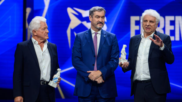 Blauer Panther &ndash; TV & Streaming Award: Ministerpr&auml;sident Dr. Markus S&ouml;der (Mitte) mit den Ehrenpreistr&auml;gern Miroslav Nemec (links) und Udo Wachtveitl (rechts).