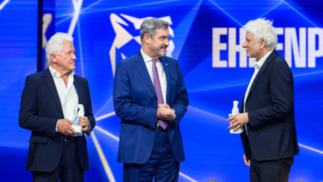 Ministerpr&auml;sident Dr. Markus S&ouml;der: "Miami Wei&szlig;-Blau &ndash; der Ehrenpreis des Ministerpr&auml;sidenten beim 'Blauen Panther' geht an ein legend&auml;res Ermittler-Duo: Die M&uuml;nchner Tatort-Legenden Miroslav Nemec und Udo Wachtveitl geh&ouml;ren seit &uuml;ber 30 Jahren f&uuml;r Krimi-Fans fest zum Sonntagabend. Als 'Batic' und 'Leitmayr' l&ouml;sen sie nicht nur F&auml;lle, sondern bringen Millionen Menschen immer auch bayerische Eigenheiten n&auml;her: L&auml;ssig, charmant und manchmal auch ein bisschen grantelnd haben sie Fernsehgeschichte geschrieben und sind echte Botschafter Bayerns."