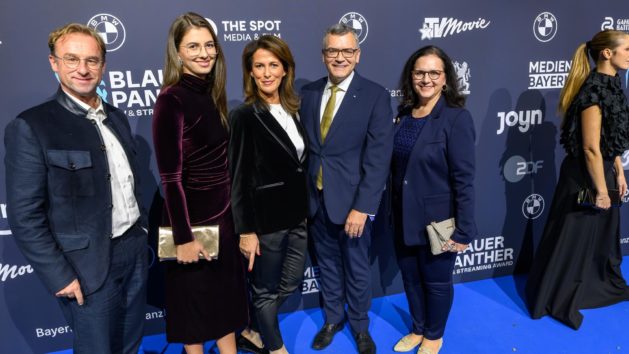 Weitere G&auml;ste bei der Preisverleihung des Blauer Panther &ndash; TV & Streaming Award sind unter anderem der B&uuml;rgerbeauftragte der Bayerischen Staatsregierung, Wolfgang Fackler (links), Landwirtschaftsministerin Michaela Kaniber (Mitte), Medienminister Dr. Florian Herrmann (2. von rechts), und Renate Thalhammer-Herrmann (rechts).