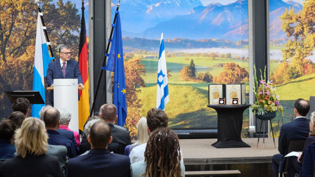 Feierstunde zur Ehrung von zwei Gerechten unter den V&ouml;lkern aufgenommen am 17.10.2025 in der Bayerischen Vertretung in Berlin. Copyright: Bayerische Staatskanzlei. Fotograf: Marc Beckmann, marcbeckmann.com, +49 (0) 170 20 48 427. Nutzungshinweis: Diese Terminfotos sind nur zur redaktionellen Verwendung bestimmt. Falls eine andere Verwendung gew&uuml;nscht wird, kontaktieren Sie bitte presse-berlin@stk.bayern.de