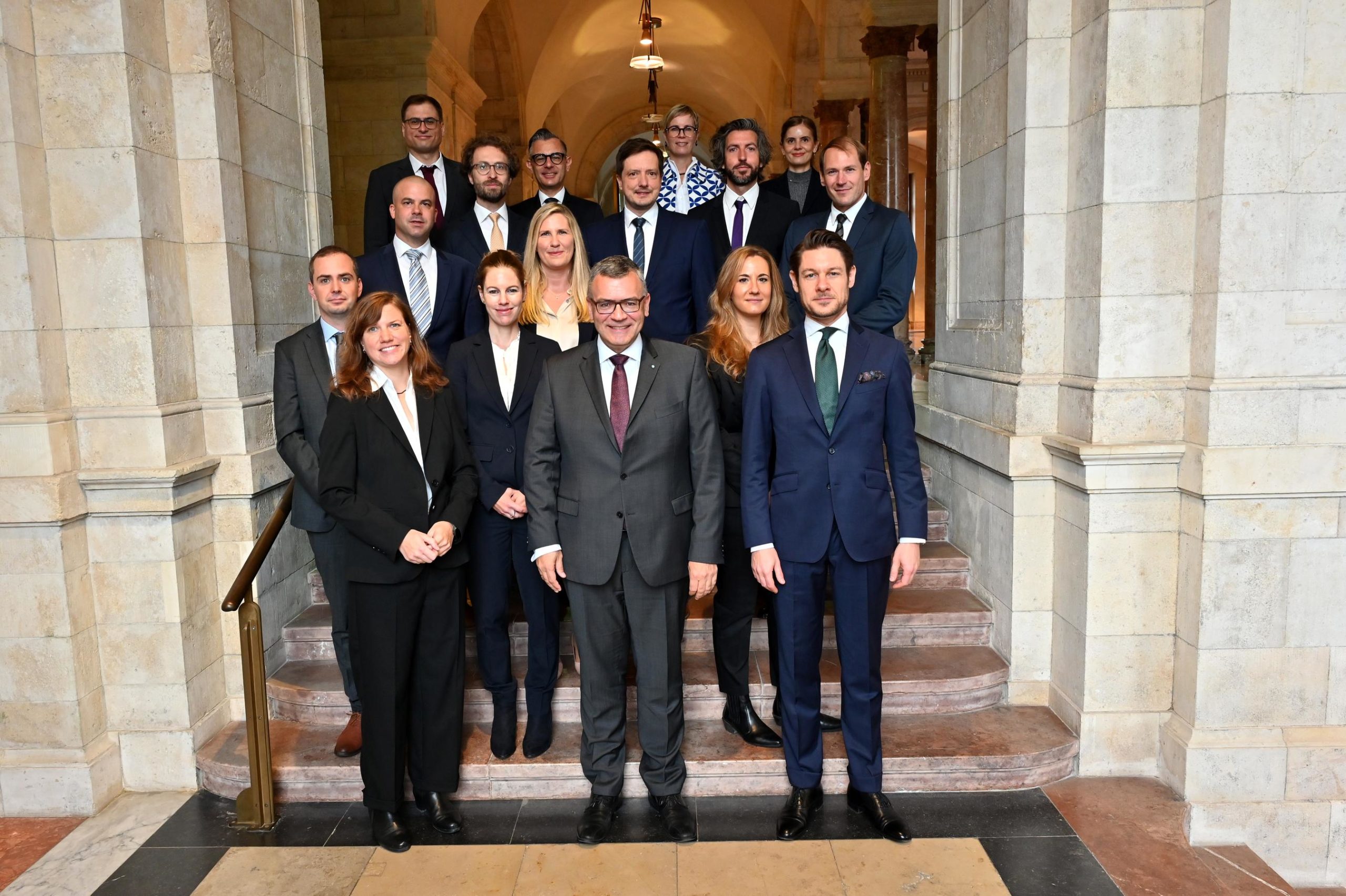 Gruppenbild beim Festakt zum Auftakt des 29. Lehrgangs für Verwaltungsführung: Staatsminister Dr. Florian Herrmann mit den Teilnehmerinnen und Teilnehmern in der Staatskanzlei.