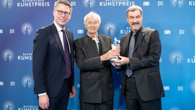 Verleihung des Bayerischen Kunstpreises (v.l.n.r.): Wissenschaftsminister Markus Blume, Ehrenpreistr&auml;ger Gerhard Polt und Ministerpr&auml;sident Dr. Markus S&ouml;der.