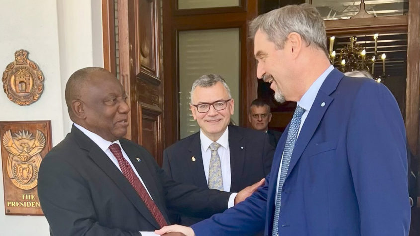 Der südafrikanische Präsident Cyril Ramaphosa, Staatsminister ...