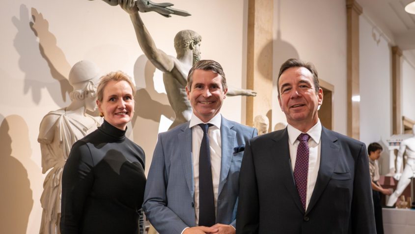 Marika Gibson-Fontin, Europaminister Eric Bei&szlig;wenger und der schwedische Honorarkonsul Dr. Mathias Fontin (v.l.n.r.) beim Lucia-Empfang.