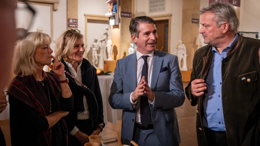 Europaminister Eric Bei&szlig;wenger im Gespr&auml;ch mit weiteren G&auml;sten am beim Lucia-Empfang im Museum der Abg&uuml;sse Klassischer Bildwerke in M&uuml;nchen.&nbsp;