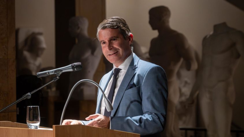 Europaminister Eric Bei&szlig;wenger h&auml;lt beim Lucia-Empfang eine Rede.