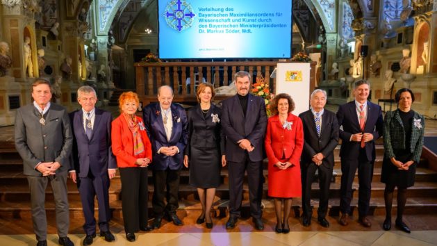 Gruppenbild mit Ministerpr&auml;sident Dr. Markus S&ouml;der und den ausgezeichneten Pers&ouml;nlichkeiten aus Wissenschaft und Kunst.