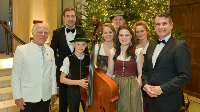 Der Generalsekret&auml;r des Konsularischen Korps in Bayern und Honorarkonsul der Republik Uganda, Dr. Wolfgang Wiedmann (links), der Doyen des Konsularischen Korps in Bayern und Generalkonsul von Ungarn, G&aacute;bor Tordai-Lejk&oacute; (2. von links), und Europaminister Eric Bei&szlig;wenger (rechts) mit den Musikern Geschwister Strasser beim Weihnachtsdinner des Konsularischen Korps. Bild: Studio SX HEUSER
