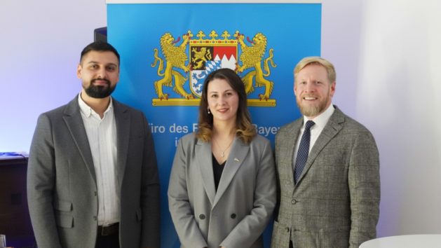 Von links nach rechts: Pavlo Kasap (Abteilung f&uuml;r internationale Beziehungen im Innenministerium der Ukraine), Anna Maslak (Bayerisches B&uuml;ro), Benjamin Bobbe (Leiter der HSS Ukraine). &copy; Photo by Yermak