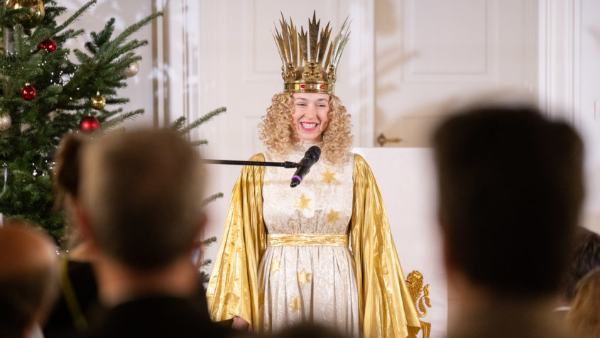 Das N&uuml;rnberger Christkind Nora Falk beim "Abend im Advent" in der bayerischen Repr&auml;sentanz in Prag.