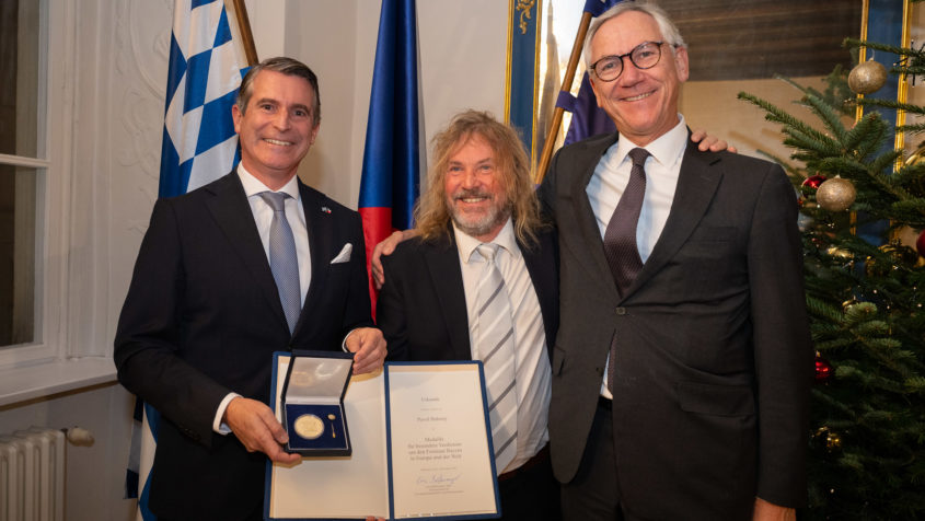 Eric Bei&szlig;wenger, Staatsminister f&uuml;r Europaangelegenheiten und Internationales, verleiht die Europamedaille im Beisein von Dr. Christian Barth, dem Amtschef des Bayerischen Staatsministeriums f&uuml;r Umwelt und Verbraucherschutz, an Pavel Huben&yacute; als Dank f&uuml;r sein jahrelanges Wirken im grenz&uuml;berschreitenden Naturschutz zwischen Bayerischen Wald und B&ouml;hmerwald.
