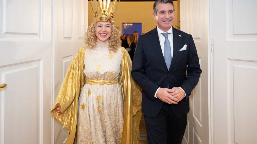 Das N&uuml;rnberger Christkind Nora Falk (links) und Europaminister Eric Bei&szlig;wenger (rechts).