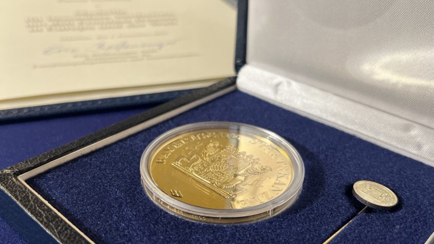 Der Freistaat Bayern ehrt mit der Medaille f&uuml;r besondere Verdienste um den Freistaat Bayern in Europa und der Welt seit 1990 Personen, die sich um den Freistaat Bayern in einem vereinten Europa verdient gemacht oder zum internationalen Ansehen Bayerns in der Welt beigetragen haben.