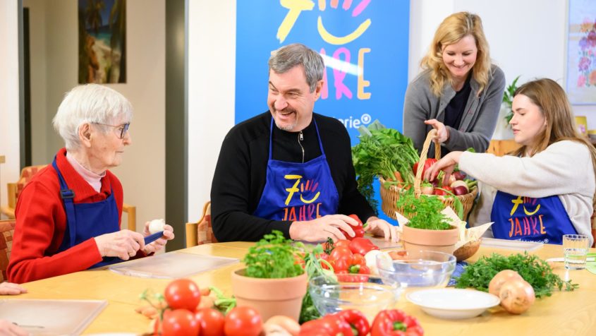 Bei seinem Besuch des Generationen-Treff „Oase“ der Diakonie Nürnberg-Mögeldorf kommt Ministerpräsident Dr. Markus Söder unter anderem mit betreuten Senioren ins Gespräch.