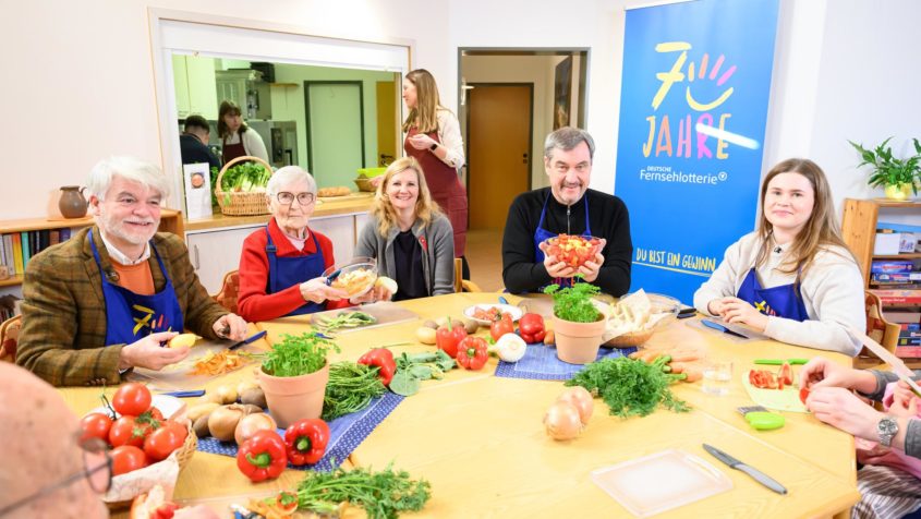 Ministerpräsident Dr. Markus Söder (2. von rechts) hilft gemeinsam ...