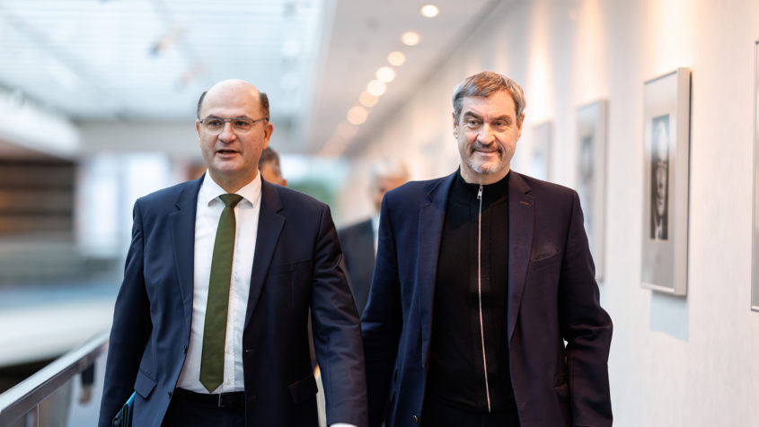 Finanzminister Albert Füracker (links) und Ministerpräsident ...