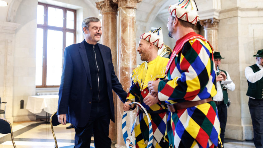 Ministerpräsident Dr. Markus Söder bekommt die schwarze Ruß-Nase. ...