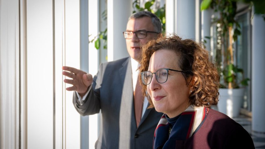 Staatsminister Dr. Florian Herrmann (links) und die Botschafterin ...