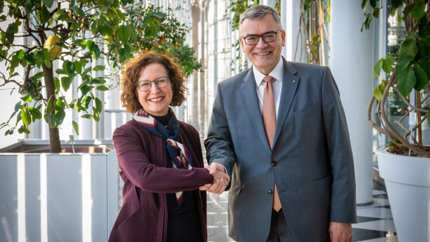 Staatsminister Dr. Florian Herrmann (rechts) begrüßt die Botschafterin von Kanada, Vera Alexander (links), in der Staatskanzlei.