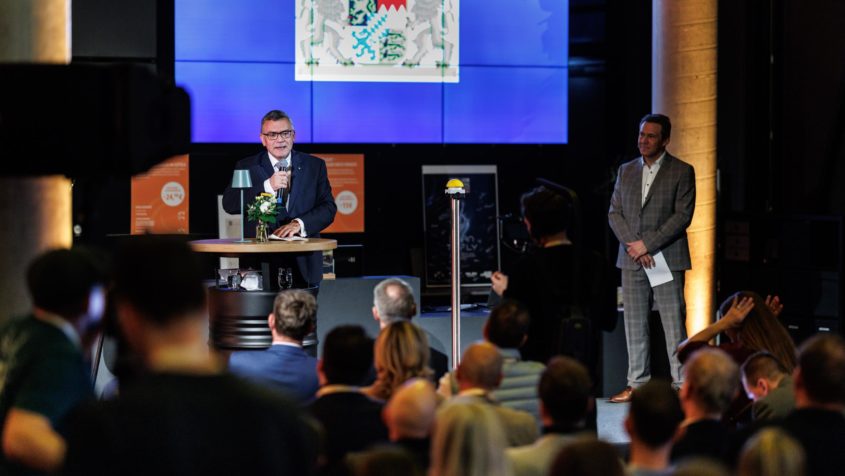 Staatsminister Dr. Florian Herrmann: "Bayern ist beim Ausbau der erneuerbaren Energien bundesweit Vorreiter &ndash; mit Innovation, lokalen L&ouml;sungen und modernster Technologie. Allein 2025 haben wir rund 2 Milliarden Euro in Klimaschutz investiert."