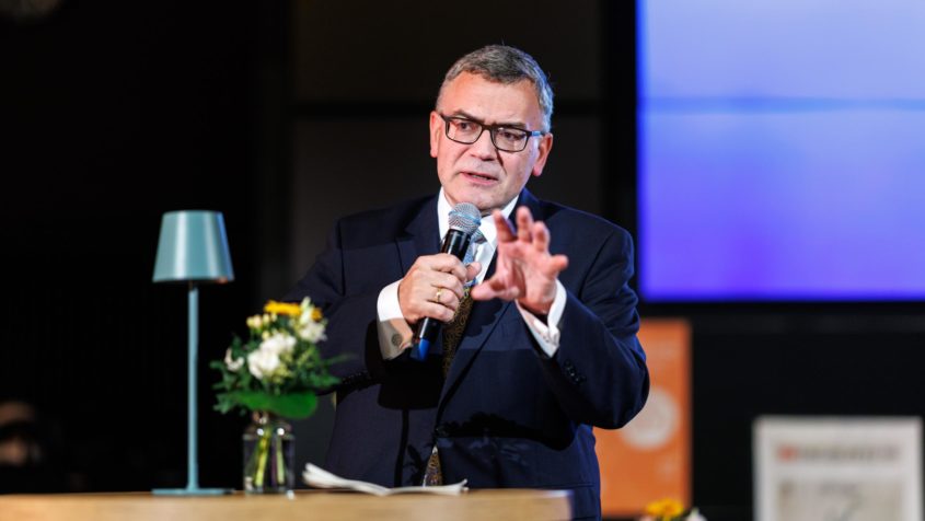 "Der Solarpark an der Jochen Schweizer Arena steht beispielhaft f&uuml;r Bayerns dynamische Entwicklung: Er zeigt, wie sich Klimaschutz, Wirtschaftlichkeit und Versorgungssicherheit verbinden lassen." - Staatsminister Dr. Florian Herrmann.